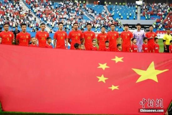这是一个给丈夫送葬的女人的故事。